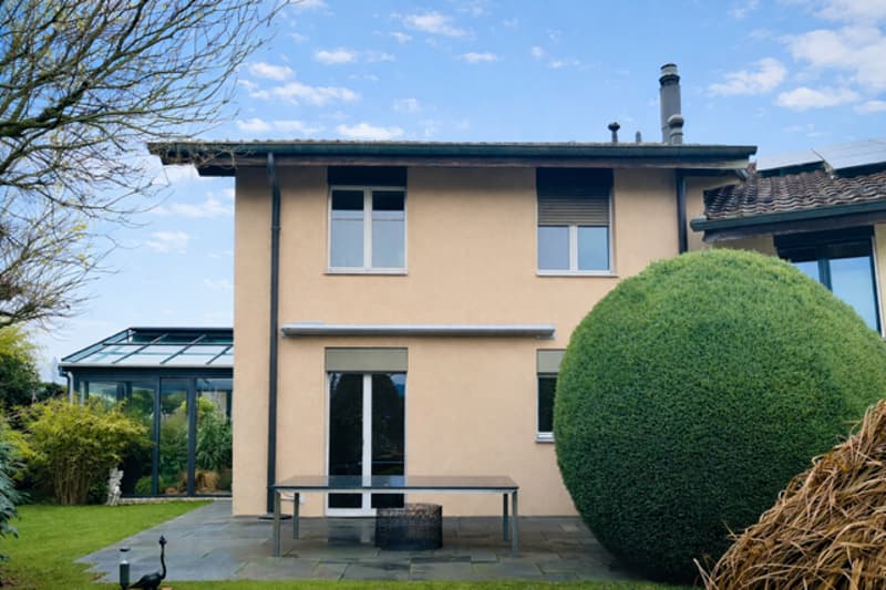 Attraktives Einfamilienhaus mit zwei Garagen (18)