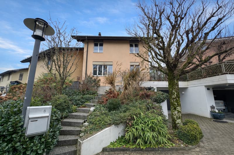 Attraktives Einfamilienhaus mit zwei Garagen (23)