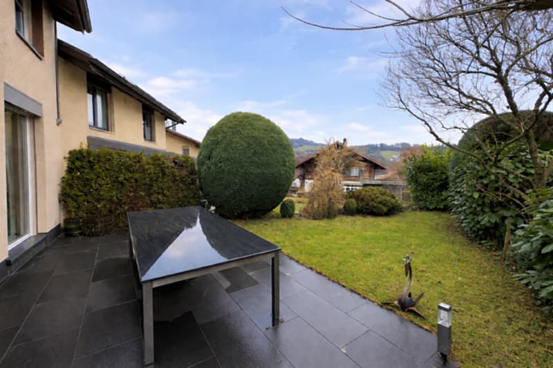 Attraktives Einfamilienhaus mit zwei Garagen (19)