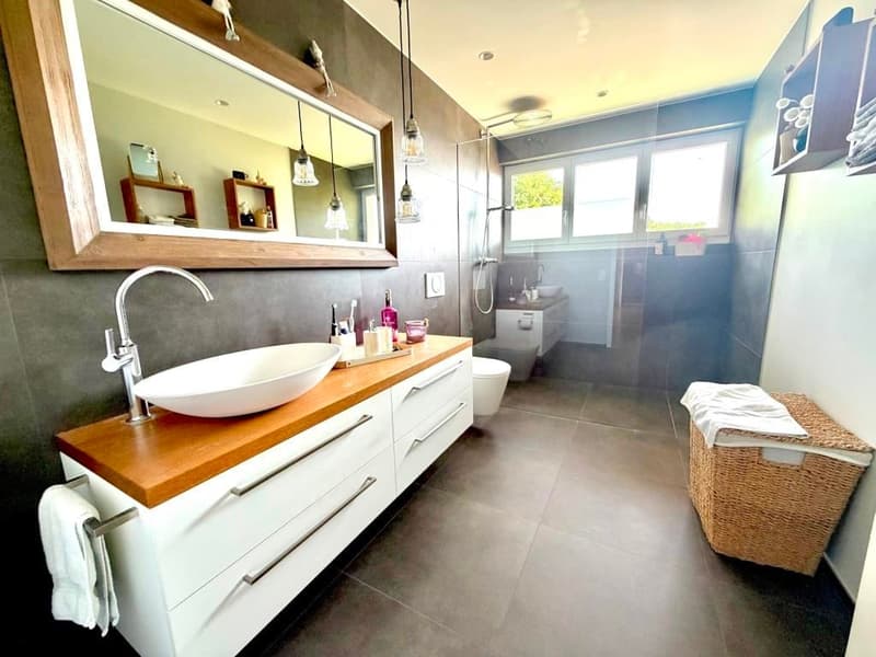 Charmante 4.5-Zimmer-Wohnung mit traumhaftem Seeblick (5)