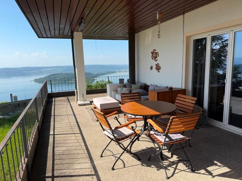 Charmante 4.5-Zimmer-Wohnung mit traumhaftem Seeblick (11)