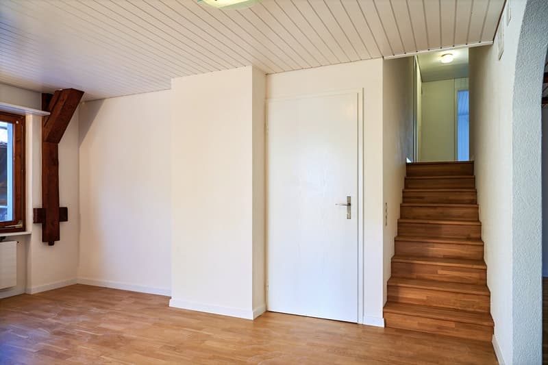 6.5-Zimmerwohnung mit grossem, befahrbarem Lagerraum (4 m Höhe). (10)