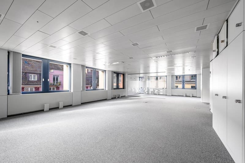 empty room, white walls, gray carpet, large windows, white ceiling