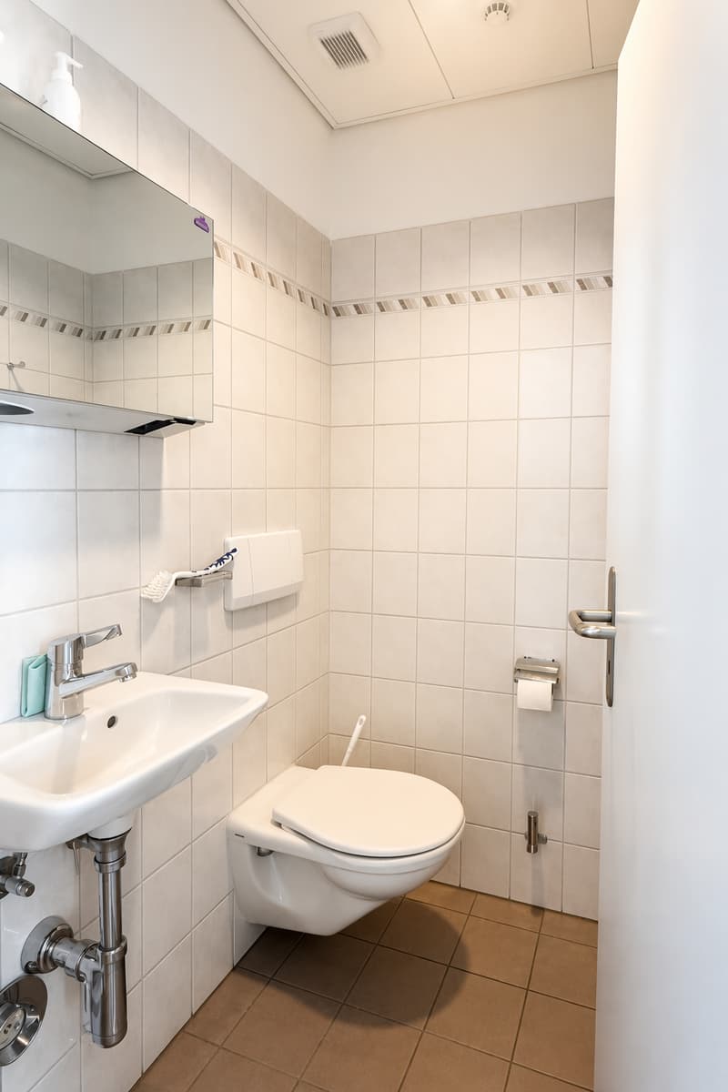 Practical office space in a central location in Berikon – 65 m² on the 2nd floor (7)