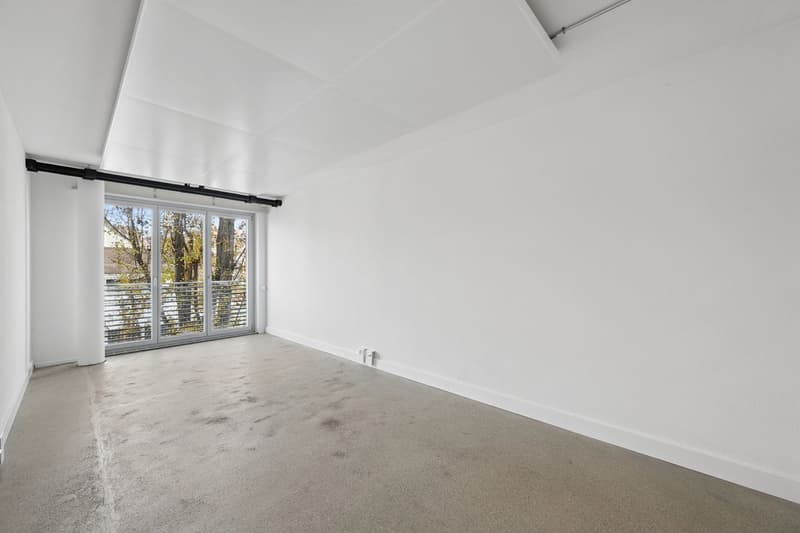 empty room, white walls, large sliding doors, balcony