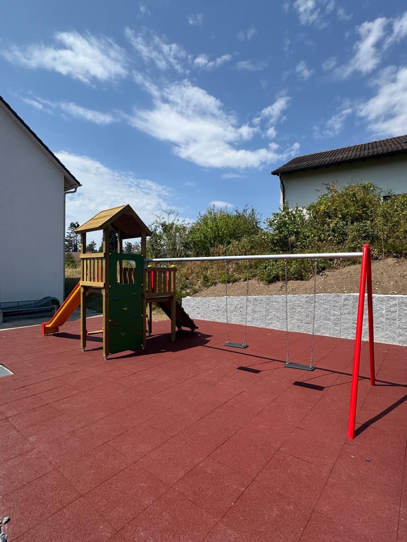 zu vermieten 4.5 Zimmerwohnung mit Gartensitzplatz (2)