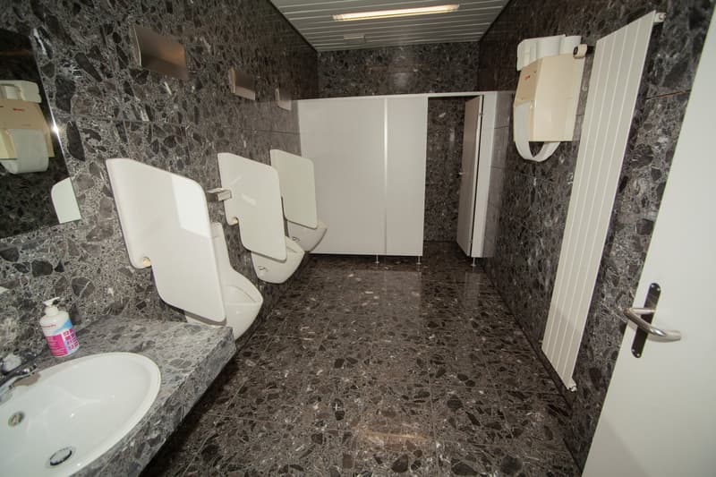 Équipement de bureau généreux dans un excellent emplacement de transport (35)