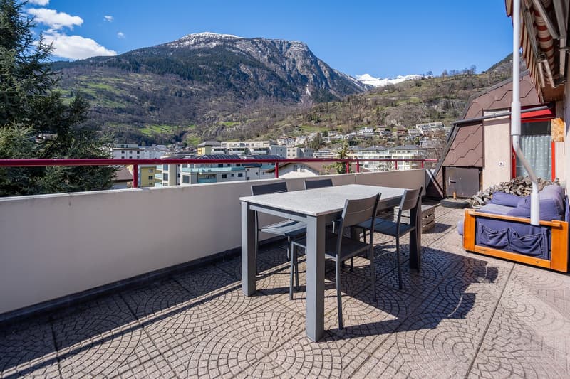 Appartement spacieux en attique avec ascenseur privé et terrasse ensoleillée à Naters (46)