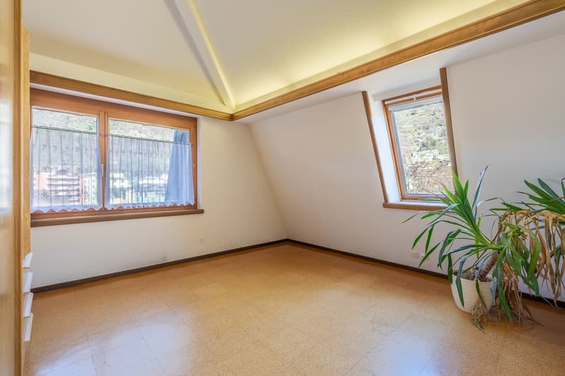 Grosszügige Attikawohnung mit Privatlift und sonniger Terrasse in Naters (7)