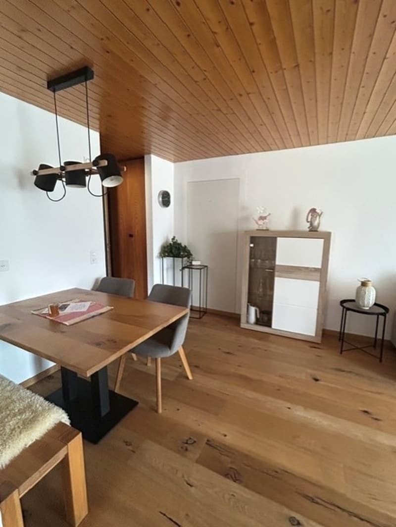 Gemütliche 2.5-Zimmer-Wohnung mit Balkon und schöner Aussicht in Lax (1)