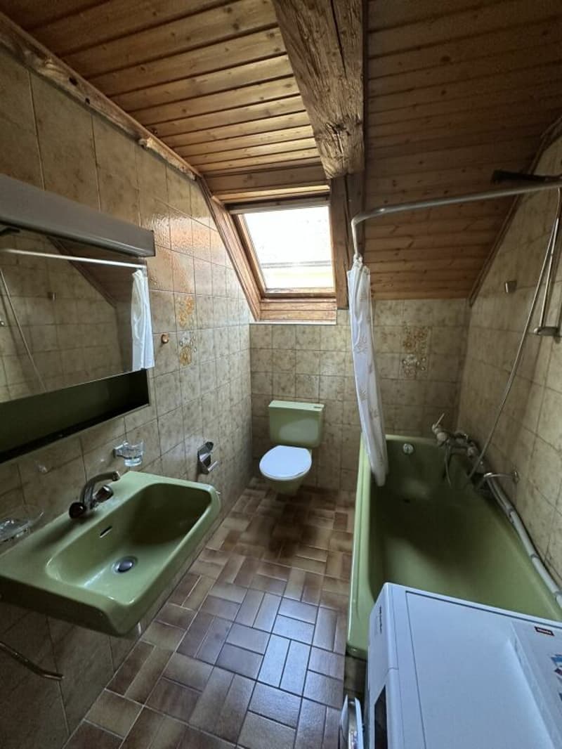St-Imier, building with 5 apartments and possibility to acquire 10 garages (8)