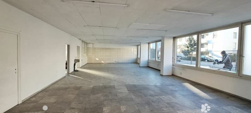 Bienne, grande surface commerciale de 5.5 pièces située au rez-de-chaussée dans une zone fréquentée (3)