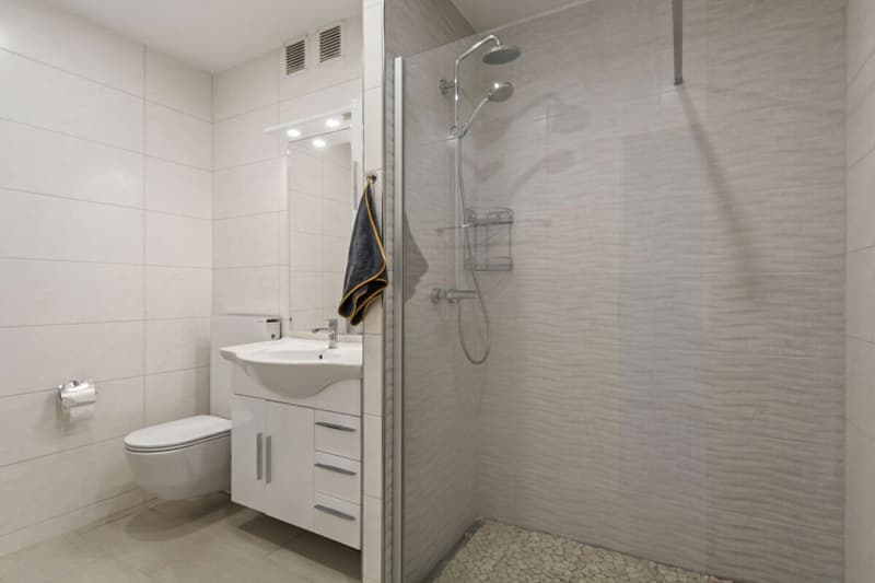St-Imier, beautiful renovated apartment with 3.5 rooms, balcony, and garage (7)
