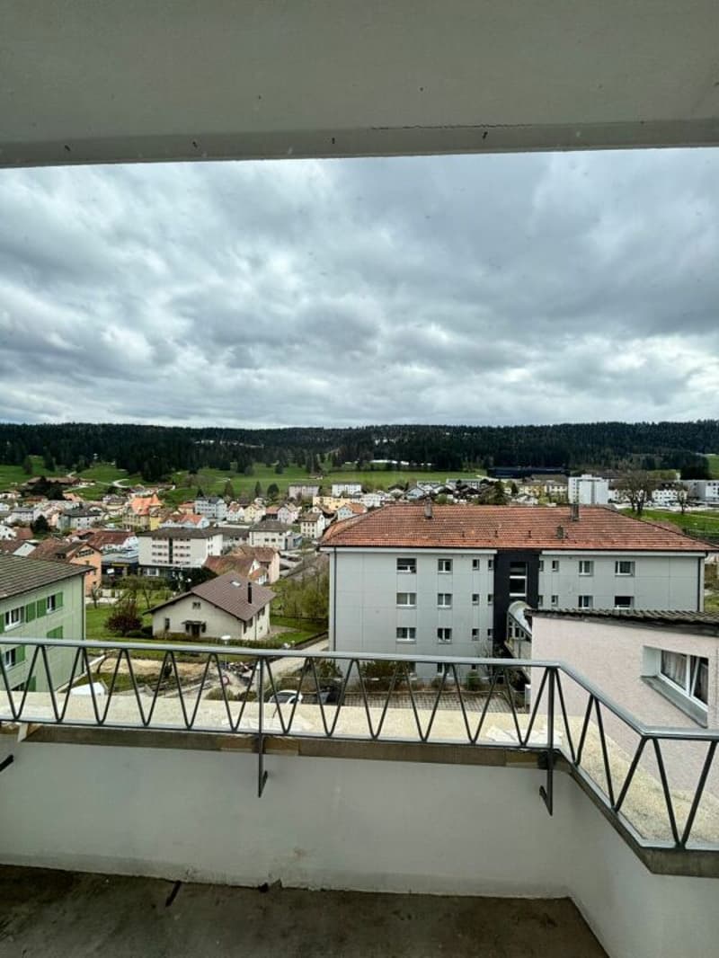 Tramelan, Beautifully renovated 4.5 room apartment on the 2nd floor with balcony (8)