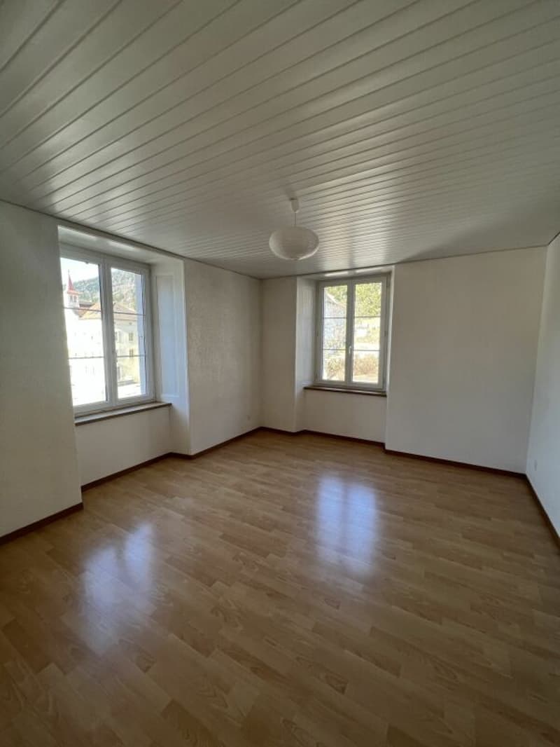 Beautiful 3.5-room apartment on the 2nd floor with modern kitchen in Sonvilier (7)