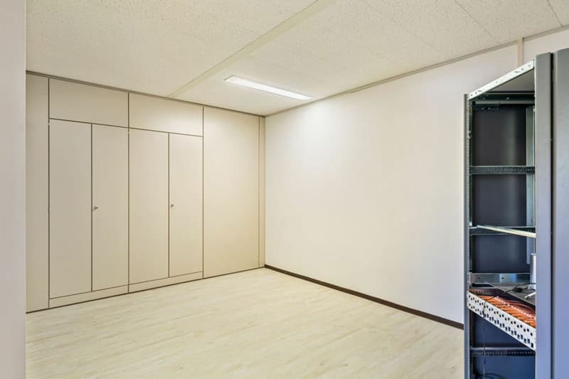 St-Blaise, superficie commerciale di 186 m2 con posti auto (10)
