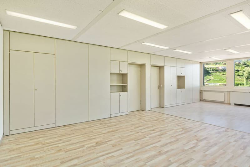 St-Blaise, superficie commerciale di 186 m2 con posti auto (6)