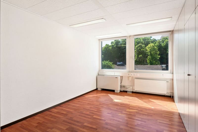 St-Blaise, superficie commerciale di 186 m2 con posti auto (9)