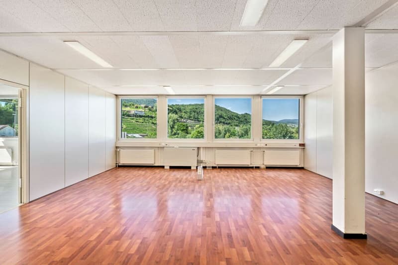 St-Blaise, superficie commerciale di 186 m2 con posti auto (2)