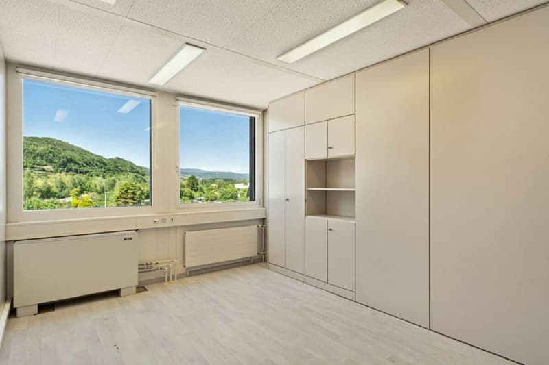 St-Blaise, superficie commerciale di 186 m2 con posti auto (7)