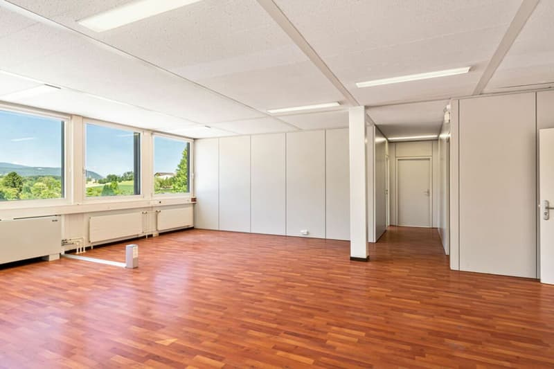 St-Blaise, superficie commerciale di 186 m2 con posti auto (4)