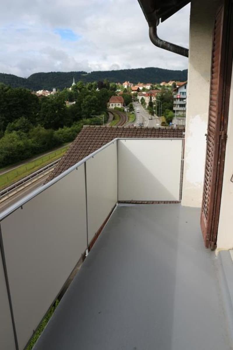 Schönes Apartment mit 2.5 Zimmern im 1. Stock mit Balkon in Tavannes (5)