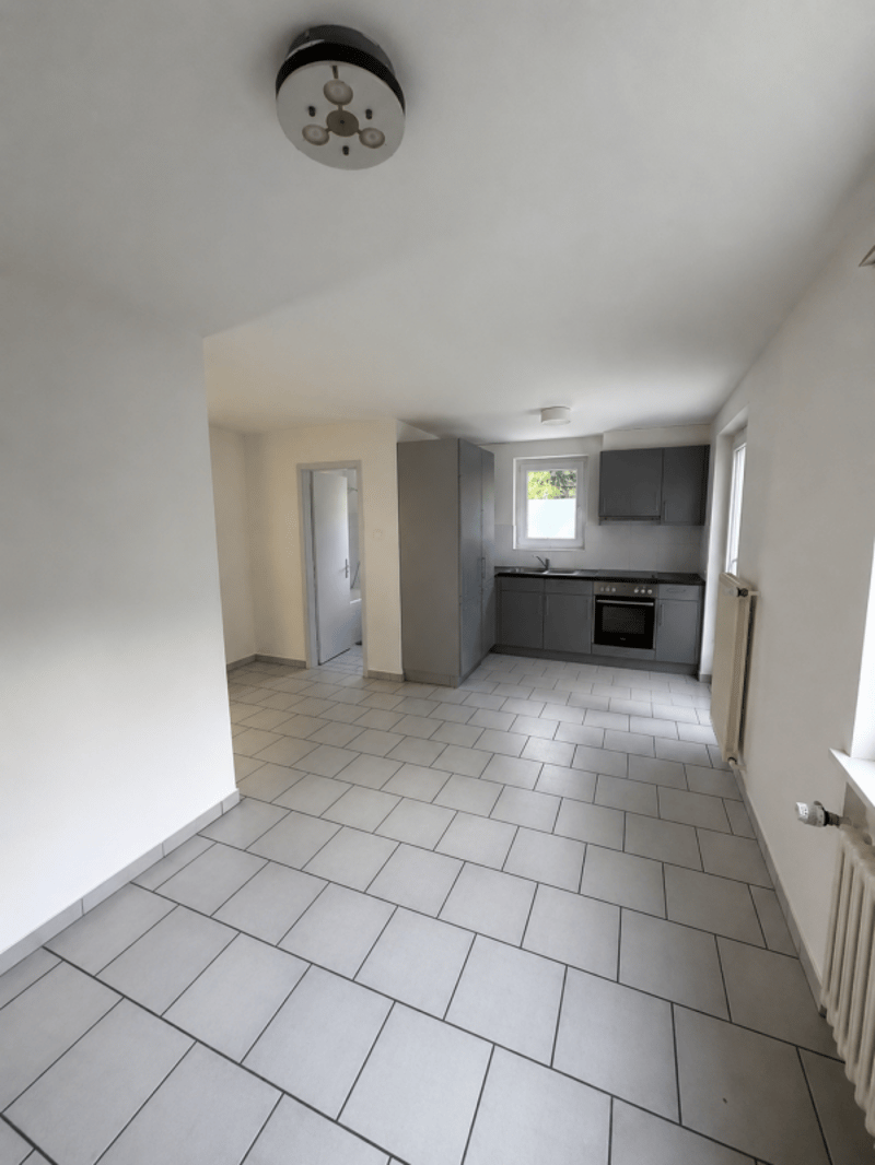 Schönes Apartment mit 2.5 Zimmern im 1. Stock mit Balkon in Tavannes (2)