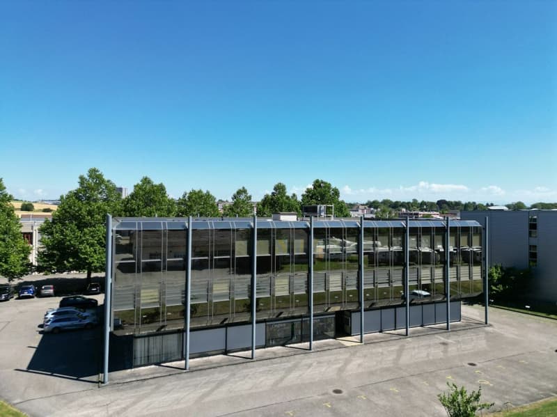 St-Blaise, surface commerciale plain-pied de 207 m2, places de parc (1)