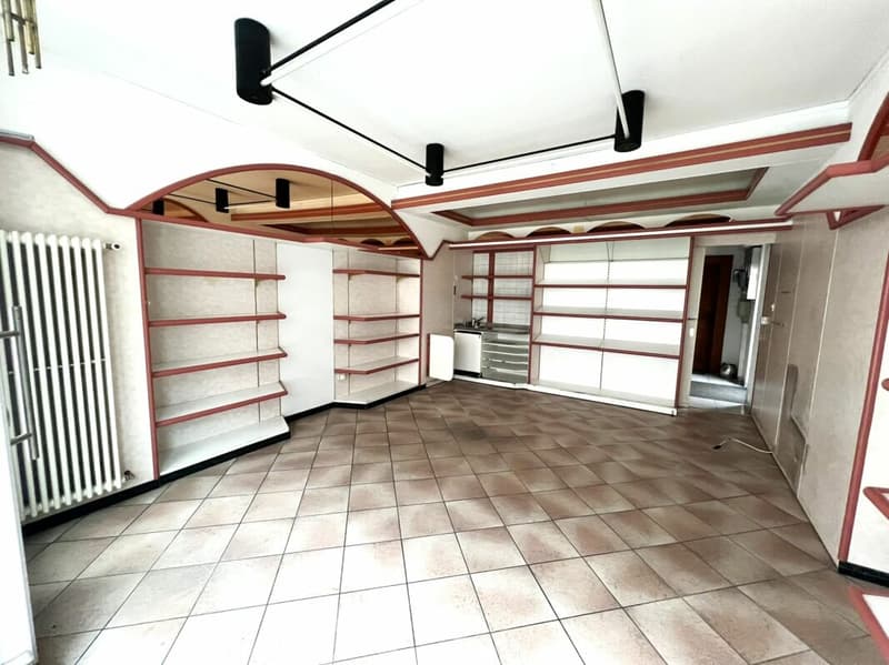 St-Imier, surface commerciale au centre du village avec vitrine (2)