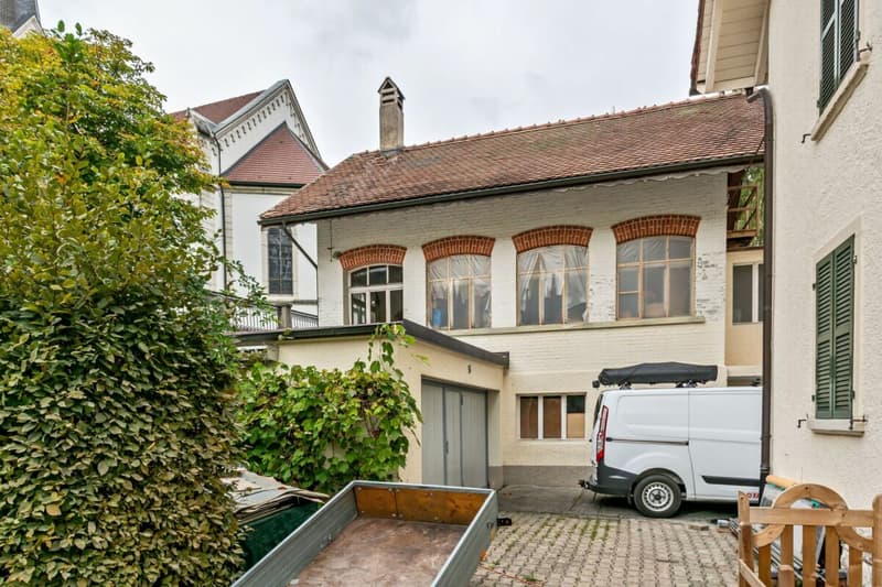 Court, grande maison de 2 logements avec garages et atelier (14)