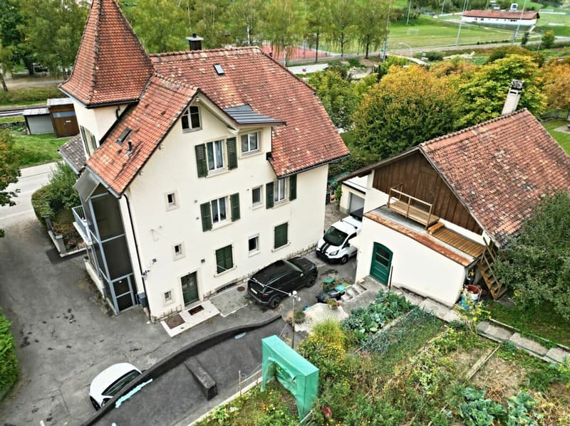 Court, grande maison de 2 logements avec garages et atelier (16)
