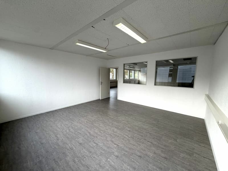 St-Blaise, surface commerciale de 140 m2 avec places de parc (5)