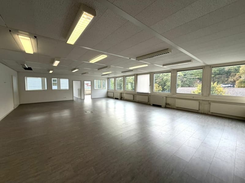 St-Blaise, surface commerciale de 140 m2 avec places de parc (2)