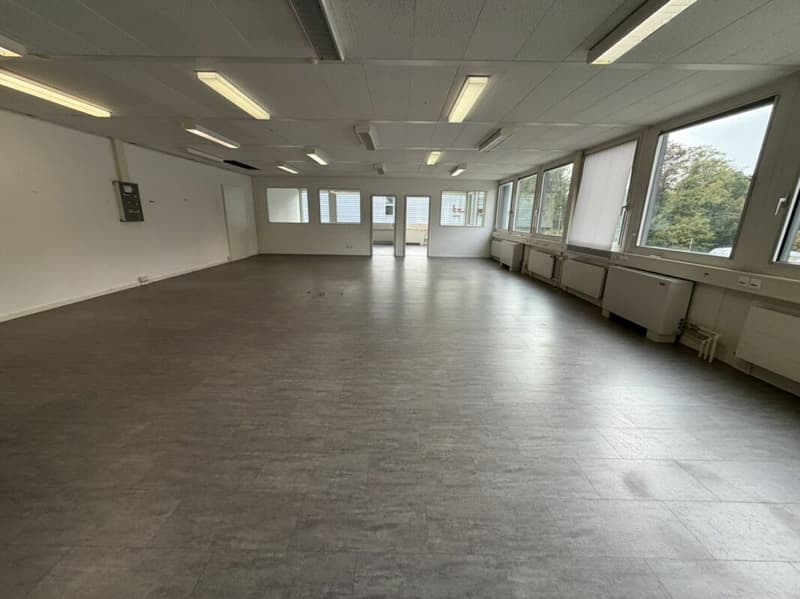 St-Blaise, surface commerciale de 140 m2 avec places de parc (3)