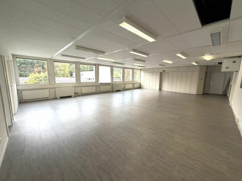 St-Blaise, surface commerciale de 140 m2 avec places de parc (1)
