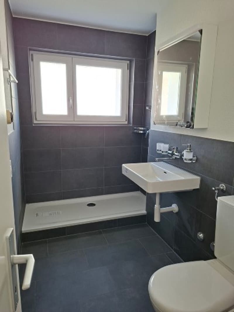 Bad mit Dusche / Fenster