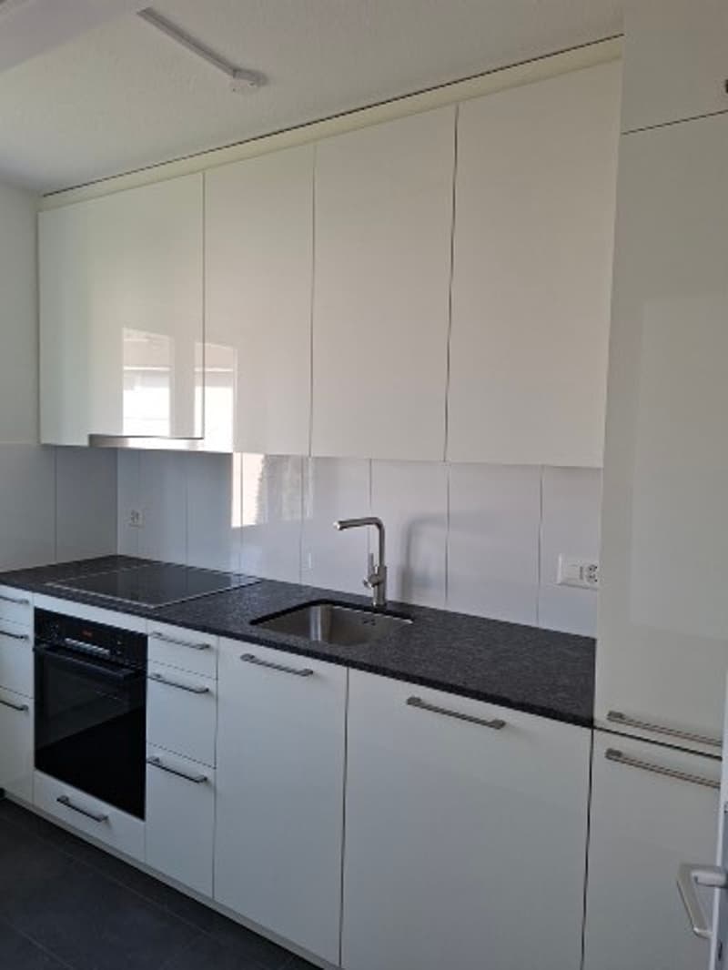 Küche mit Granitabdeckung / Fenster
