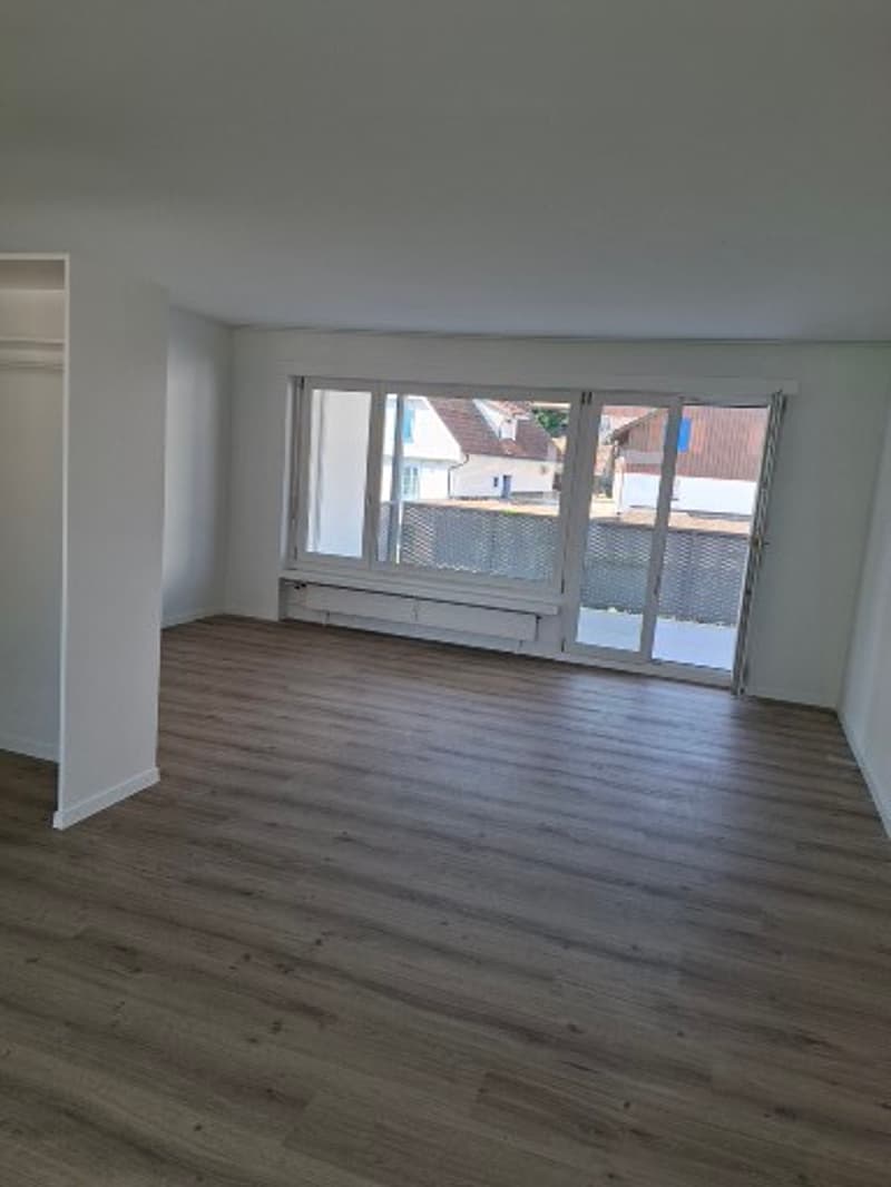 Wohnzimmer mit Zugang zum grossem Balkon