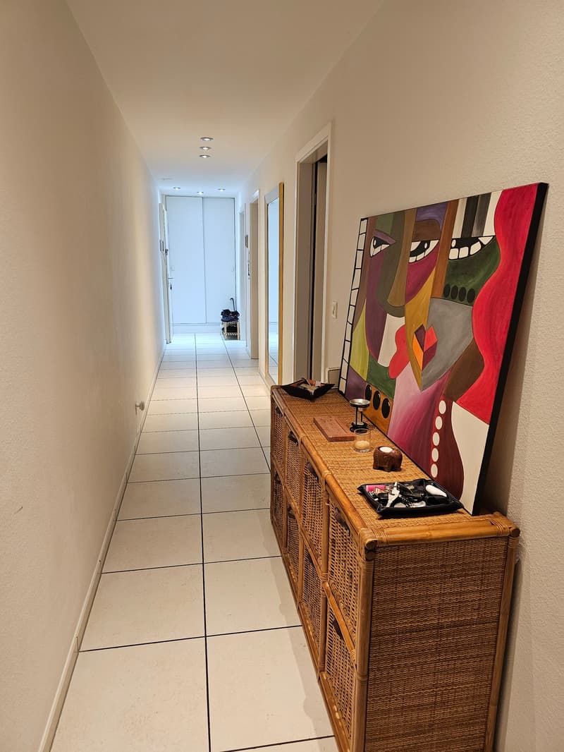 Peaceful living, close to the city in a 4-room apartment with balcony including 1 parking space in Binningen (2)