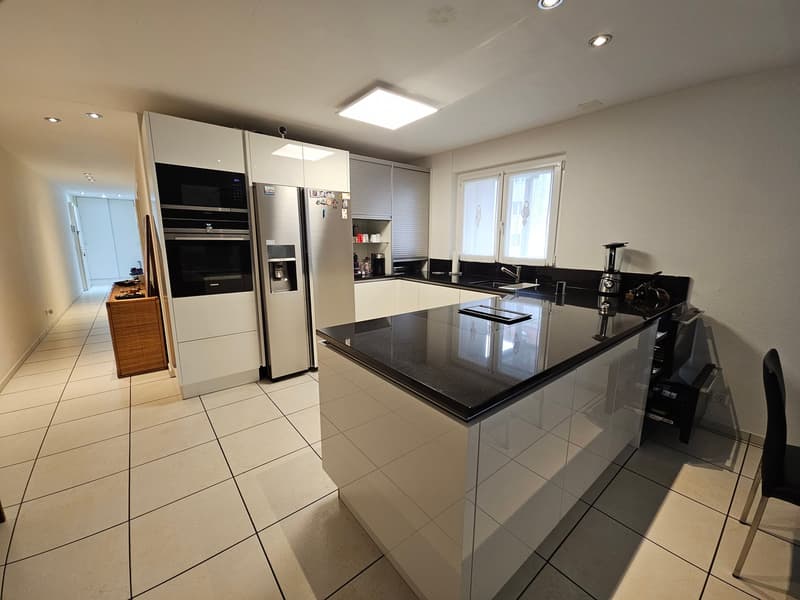 Peaceful living, close to the city in a 4-room apartment with balcony including 1 parking space in Binningen (8)