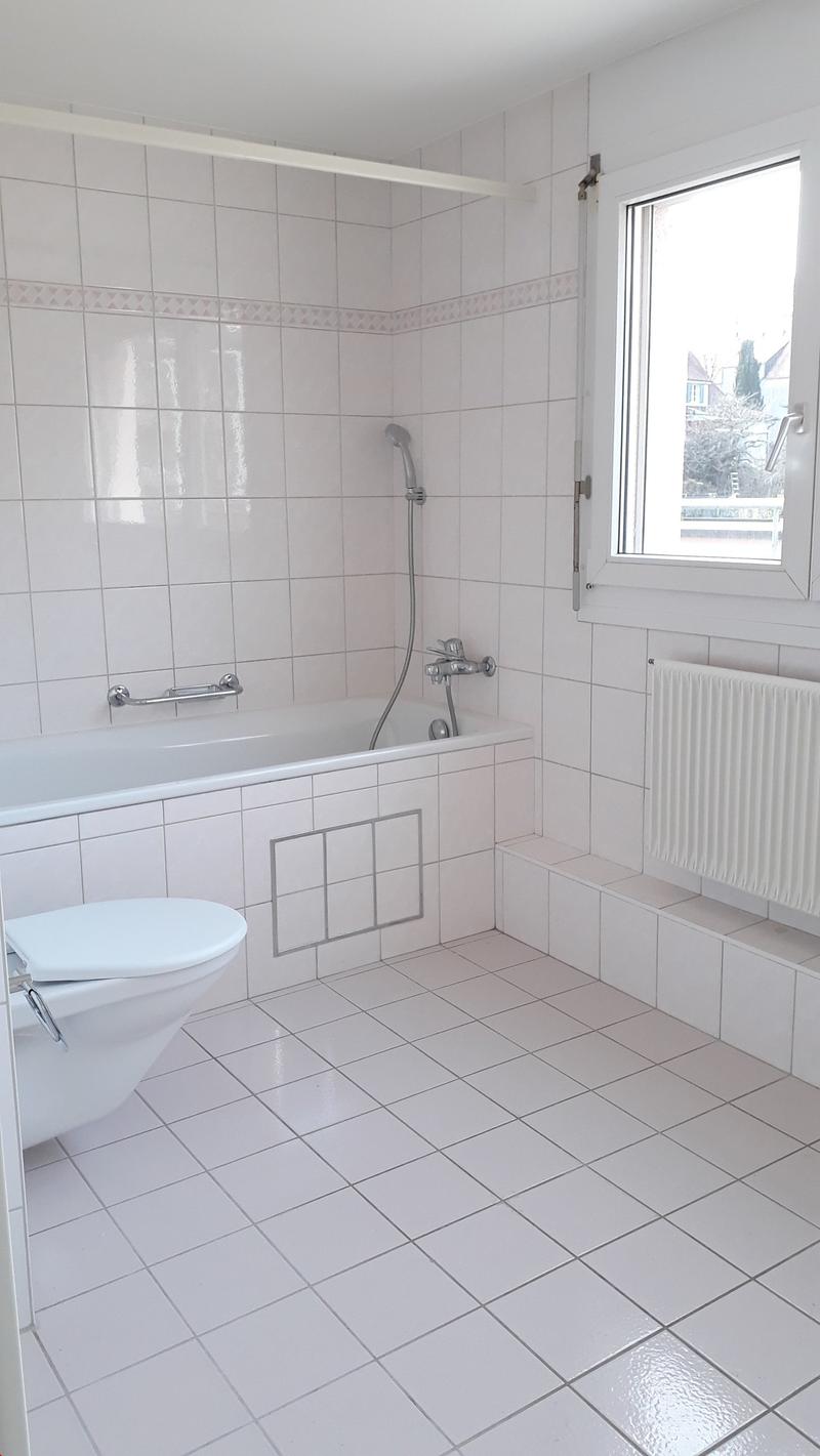 Badezimmer gross mit Wanne, WC, Doppellavabo und Anschluss für eine WM