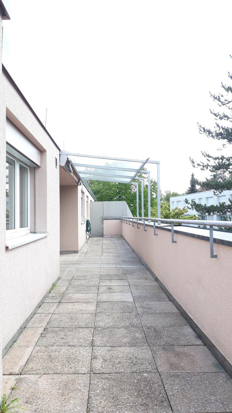 Terrasse rund um die Wohnung mit gedecktem Sitzplatz