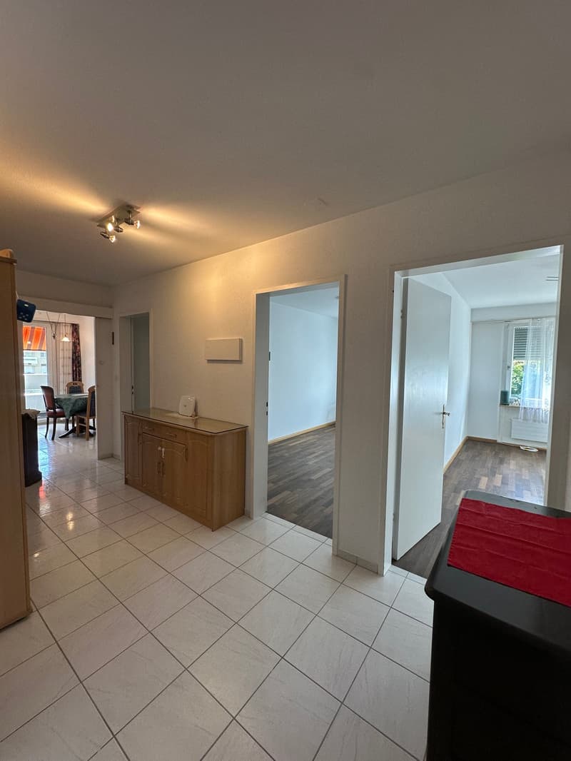Helle 4-Zimmer-Wohnung mit Balkon an ruhiger Lage in Therwil (2)