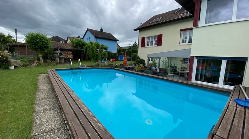 🌟 8-Zimmer-Einfamilienhaus mit Pool und vielseitigem Raumangebot in Niederbipp (2)
