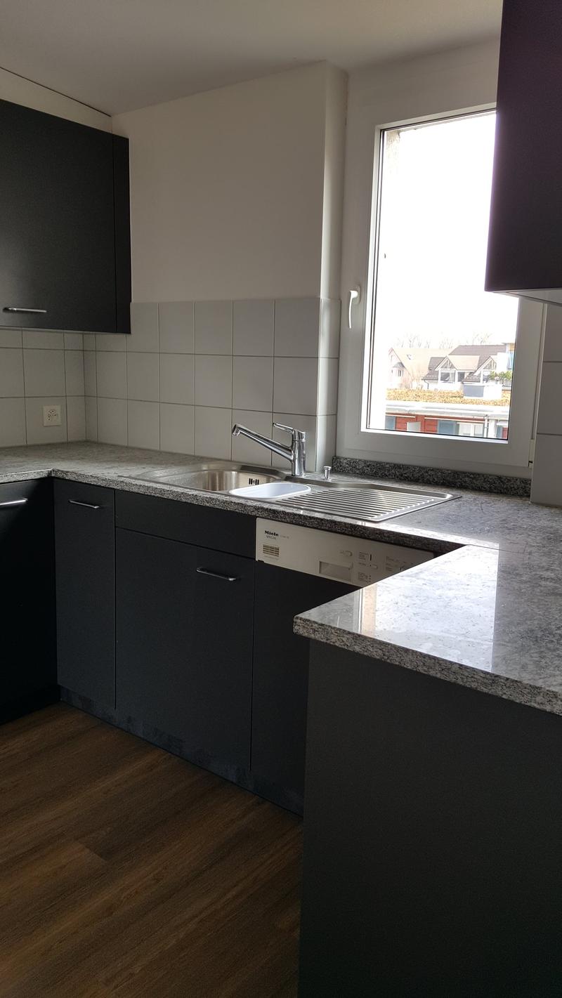 Küche mit viel Stauraum und praktischem separatem Reduit
