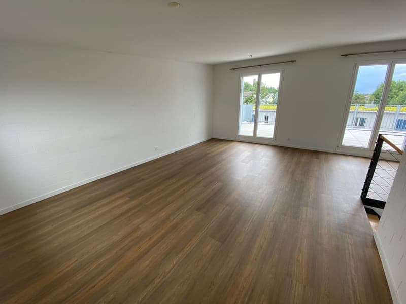 Wohnzimmer mit bodentiefen Fenstern