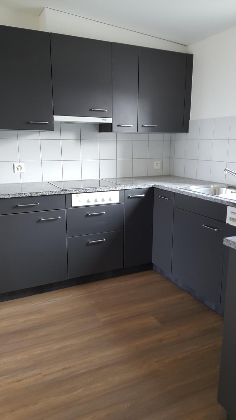 Küche mit viel Stauraum und praktischem separatem Reduit