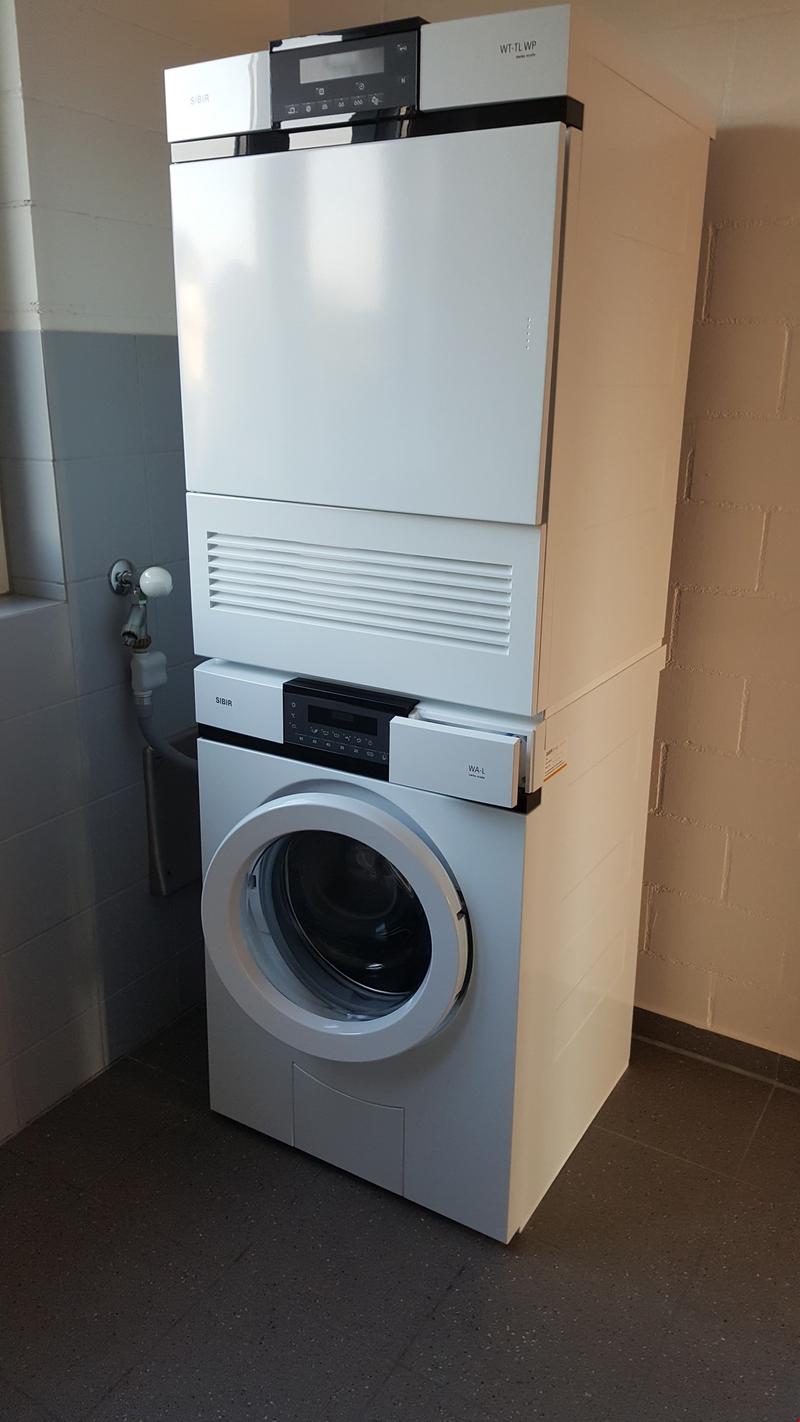Badezimmer mit Fenster und eigenem Waschturm