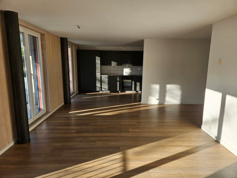 Heller Wohn- und Essbereich mit direktem Zugang zum Balkon