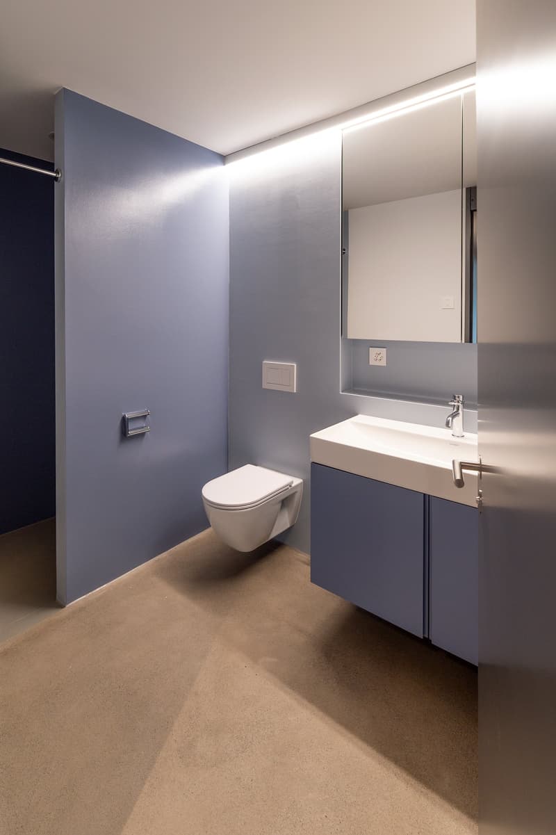 Nasszelle mit begehbarer Dusche, grossem Spiegelschrank und Waschbeckenunterbau
